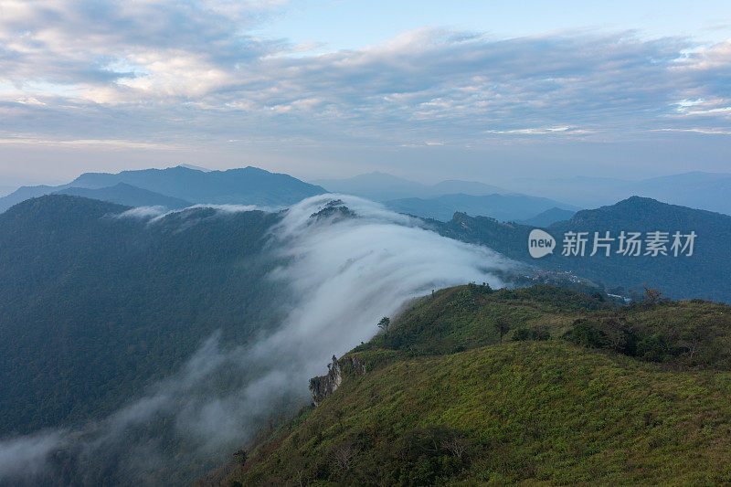 在游客众多的Phu Chi Fa悬崖边观看日出。